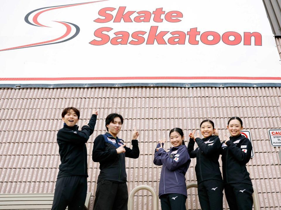 　練習を終え写真に納まる（左から）友野一希、三浦佳生、中井亜美、千葉百音、青木祐奈（共同）