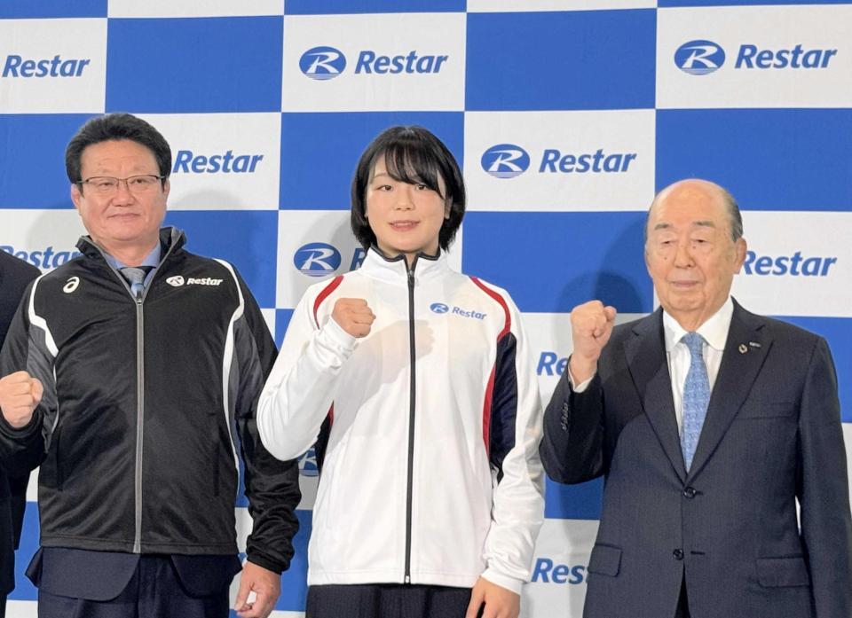 　来春のレスター入社を発表した藤波朱理（中央）。左は父の藤波俊一コーチ、右は同社の今野邦広会長