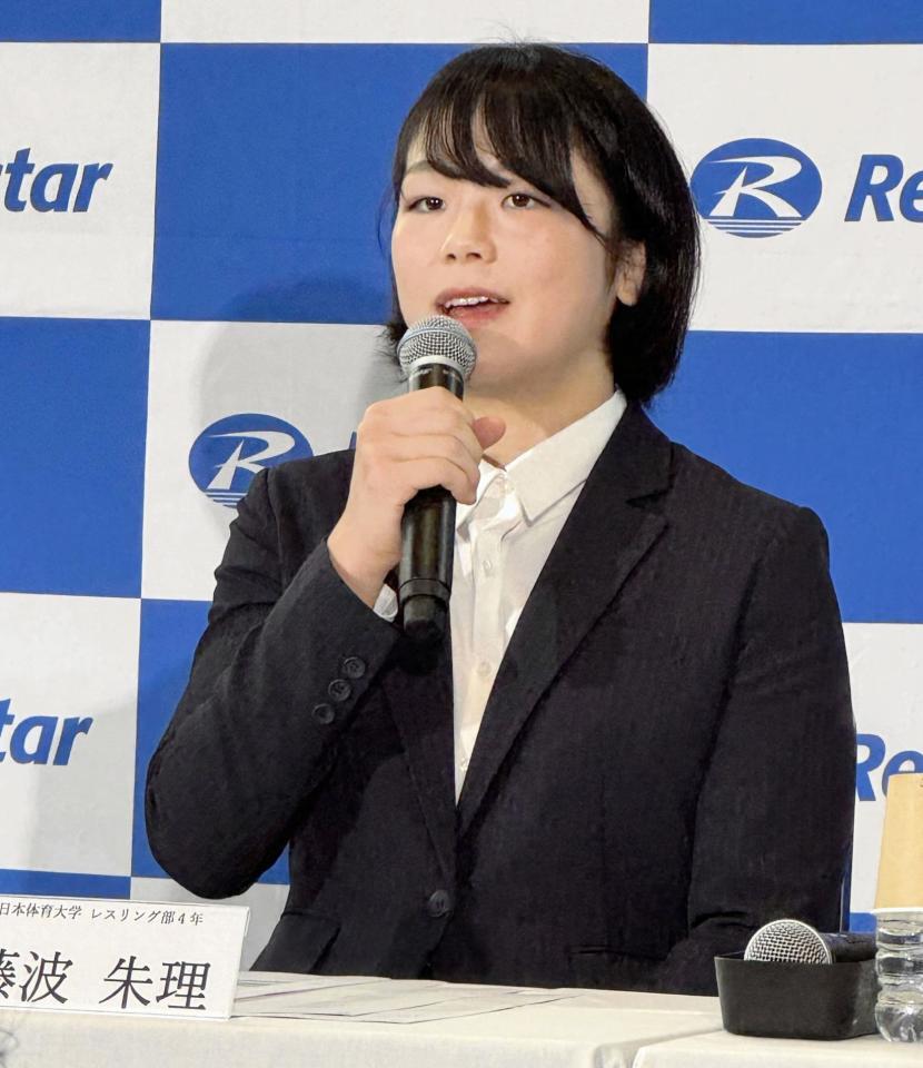 　来春のレスター入社を発表し、決意を語る藤波朱理