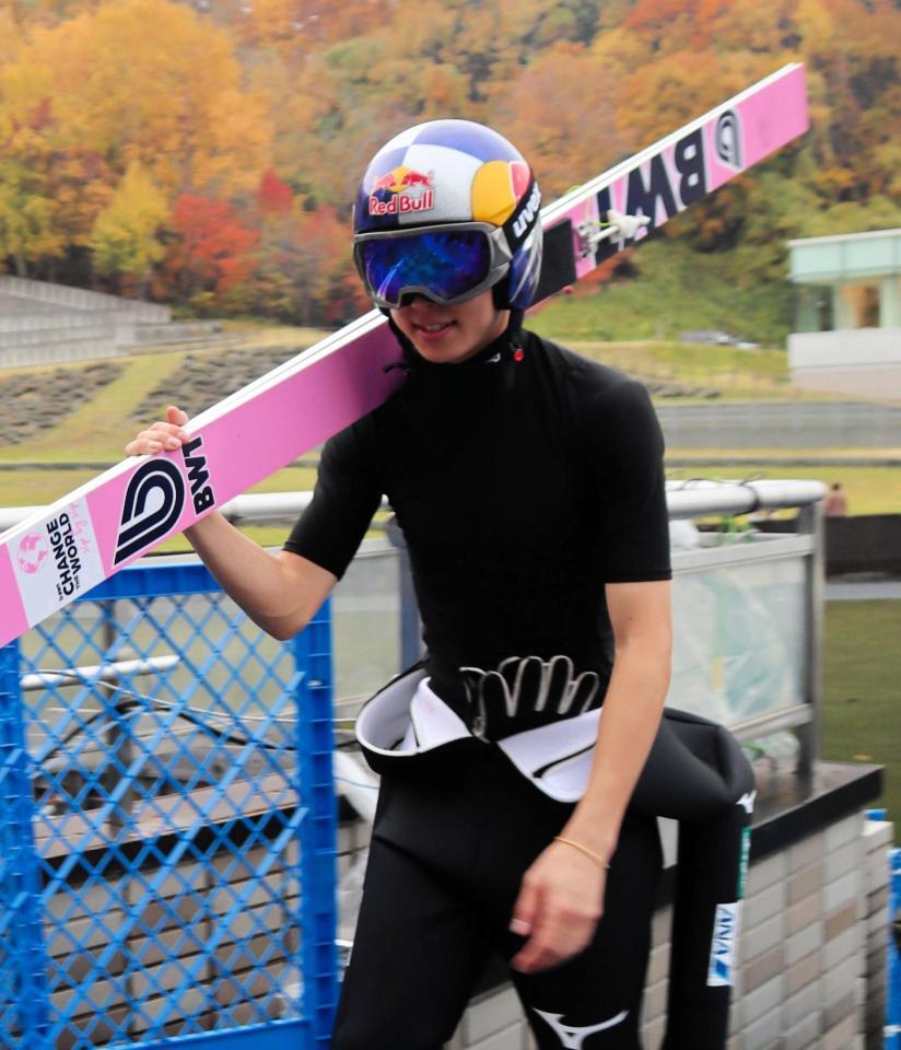 　公式練習を行った小林陵侑