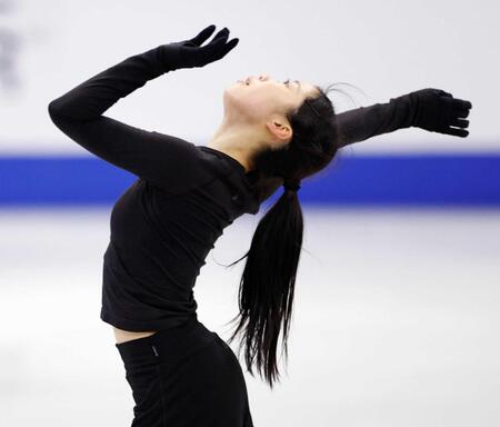 　公式練習で調整する中井亜美（共同）