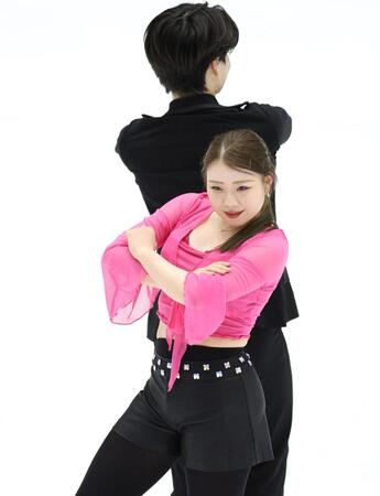 西山真瑚（奥）とアイスダンスの練習を行う紀平梨花＝滋賀県大津市・木下カンセーアイスアリーナ（撮影・中田匡峻）