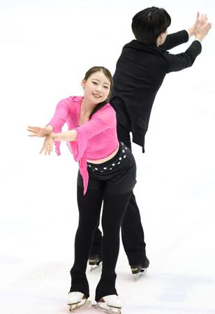 　西山真瑚（奥）とアイスダンスの練習を行う紀平梨花（撮影・中田匡峻）