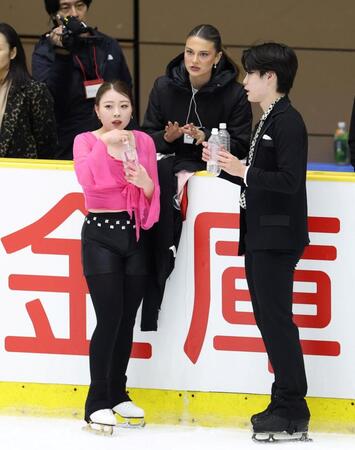 　アイスダンスの練習を終え、コーチの話を聞く紀平梨花（左）と西山真瑚（撮影・中田匡峻）