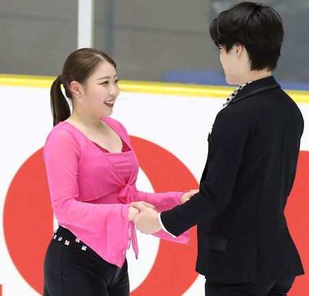 　西山真瑚（右）とアイスダンスの練習を行う紀平梨花＝滋賀県大津市・木下カンセーアイスアリーナ（撮影・中田匡峻）