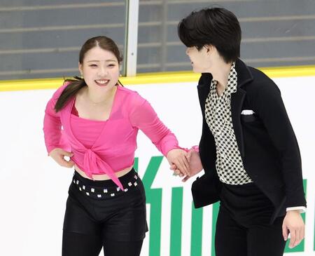 　西山真瑚（右）とアイスダンスの練習を行う紀平梨花（撮影・中田匡峻）