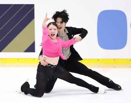 　演技を披露する紀平梨花（手前）と西山真瑚（撮影・中田匡峻）