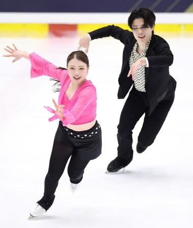 　演技を披露する紀平梨花（左）と西山真瑚（撮影・中田匡峻）