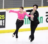 　リズムダンスで演技を披露する紀平梨花（左）と西山真瑚（撮影・中田匡峻）