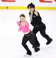 　リズムダンスで演技を披露する紀平梨花（手前）と西山真瑚（撮影・中田匡峻）