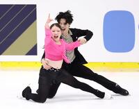 　演技を披露する紀平梨花（手前）と西山真瑚（撮影・中田匡峻）