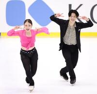 　演技を披露する紀平梨花（左）と西山真瑚（撮影・中田匡峻）