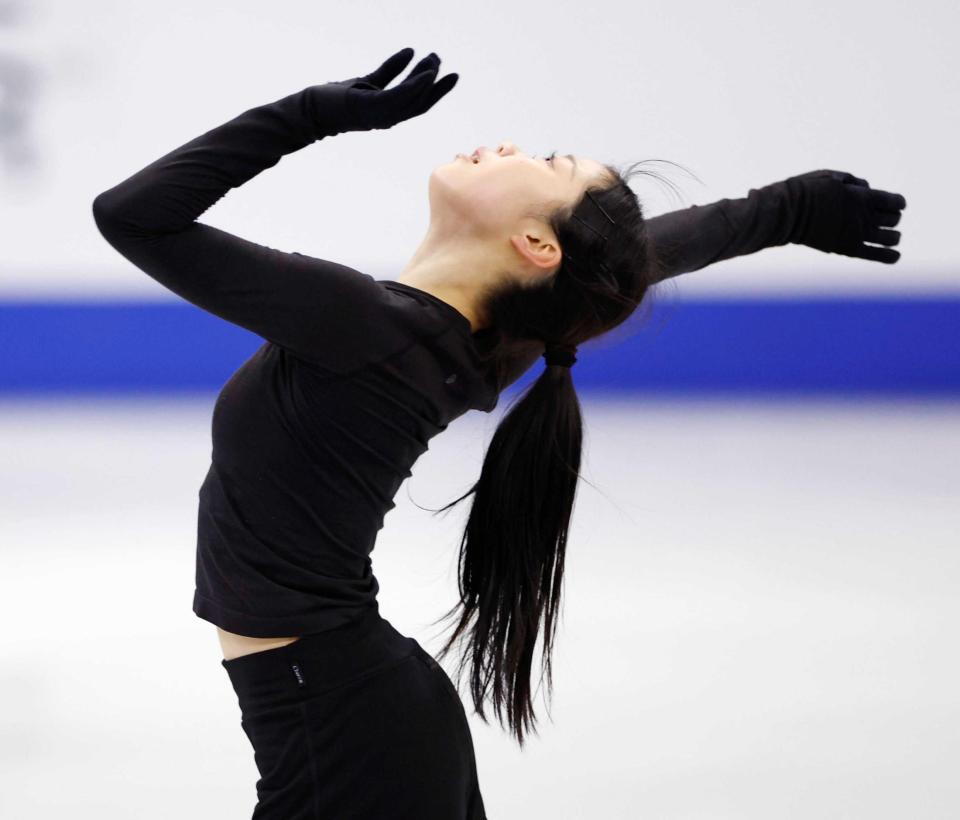 　公式練習で調整する中井亜美（共同）