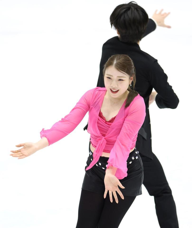 　アイスダンスの練習を行う紀平梨花。奥は西山真瑚（撮影・中田匡峻）