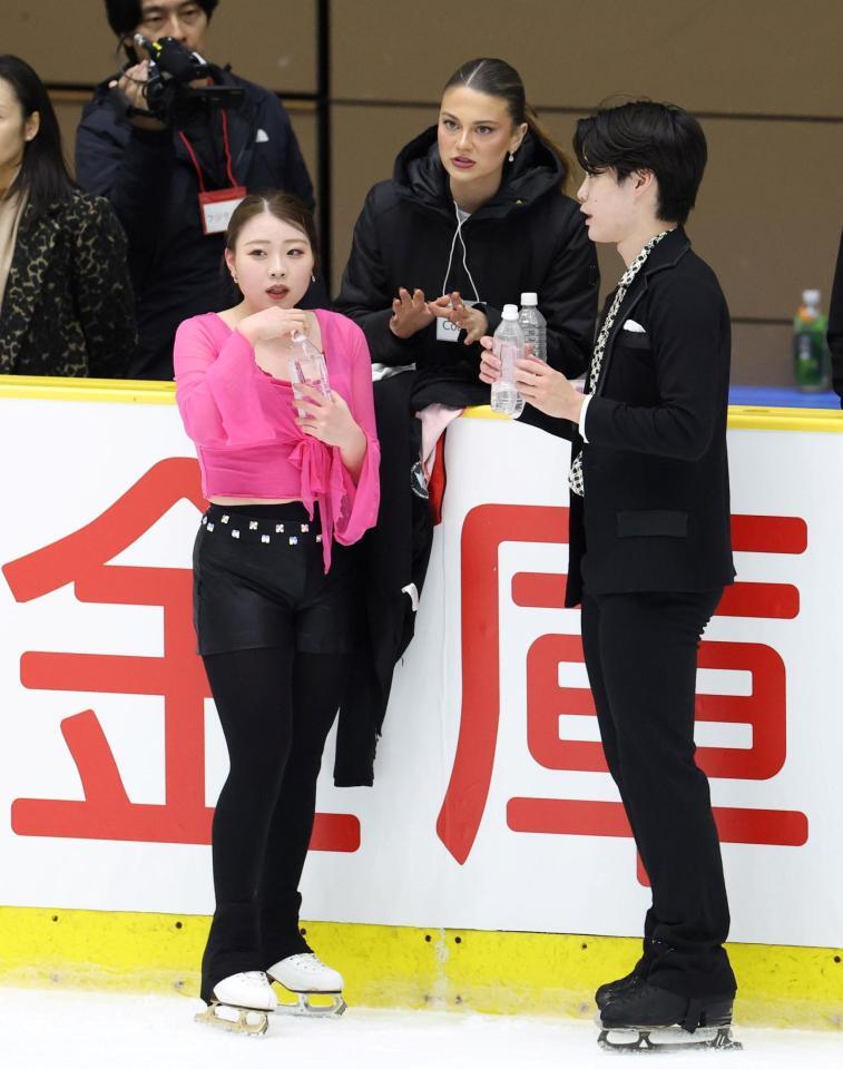　アイスダンスの練習を終え、コーチの話を聞く紀平梨花（左）と西山真瑚（撮影・中田匡峻）
