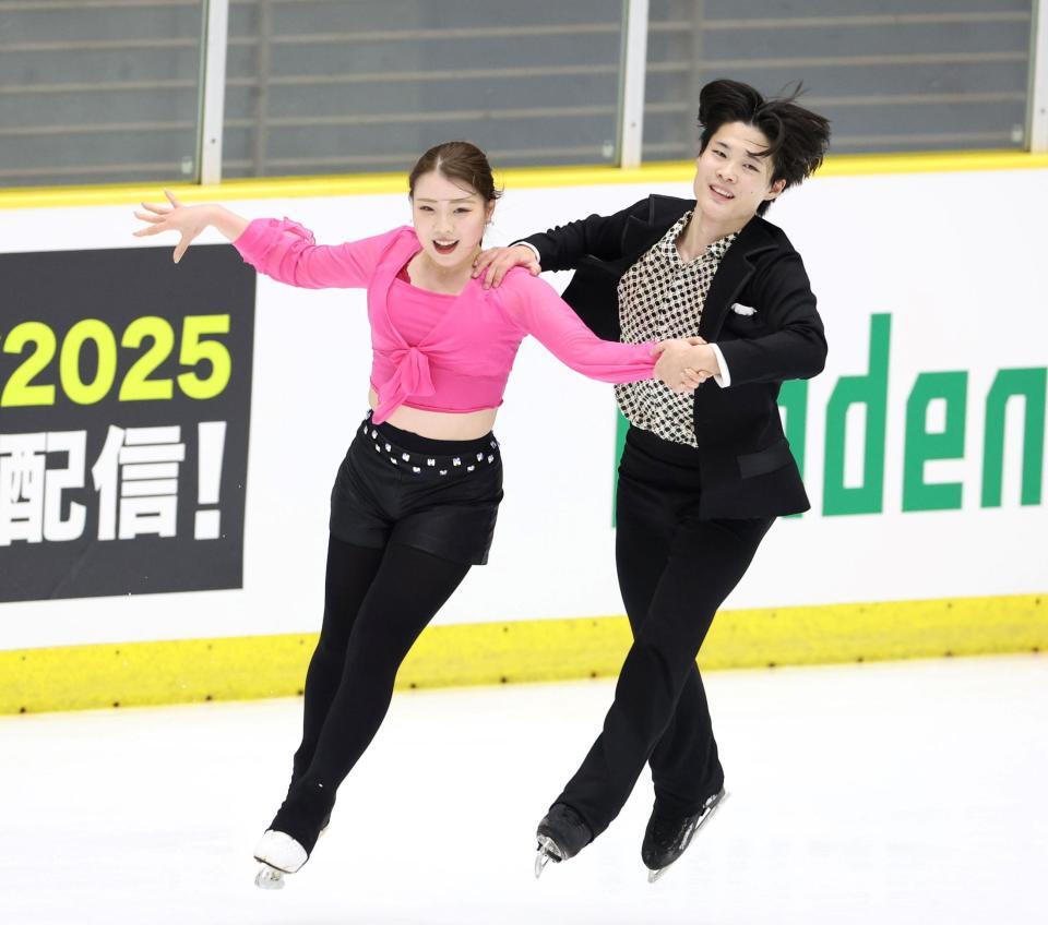 　アイスダンスの練習を行う紀平梨花（左）と西山真瑚（撮影・中田匡峻）