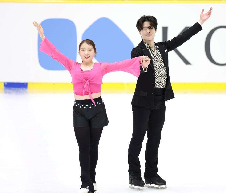 　アイスダンスの練習を行った紀平梨花（左）と西山真瑚（撮影・中田匡峻）