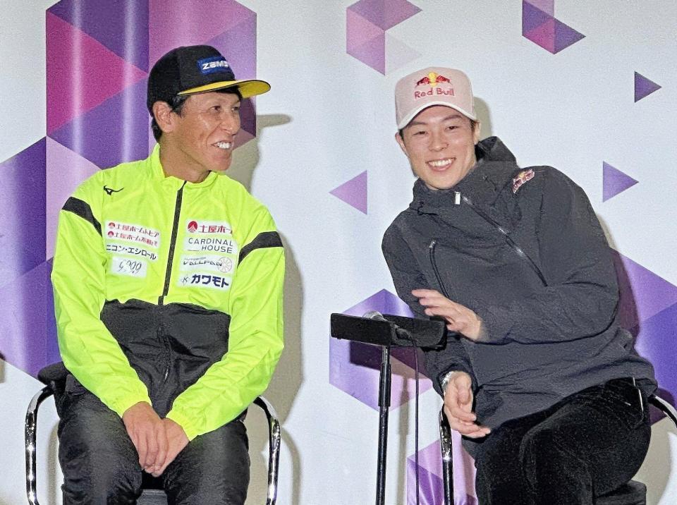 　大倉山ジャンプ競技場で行われたトークショーに出演した葛西紀明（左）と小林陵侑