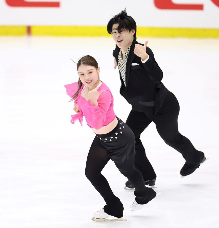 　リズムダンスで演技を披露する紀平梨花（手前）と西山真瑚（撮影・中田匡峻）