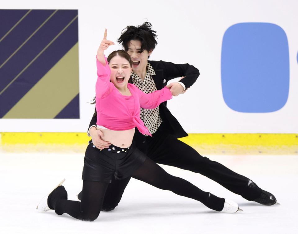 　演技を披露する紀平梨花（手前）と西山真瑚（撮影・中田匡峻）