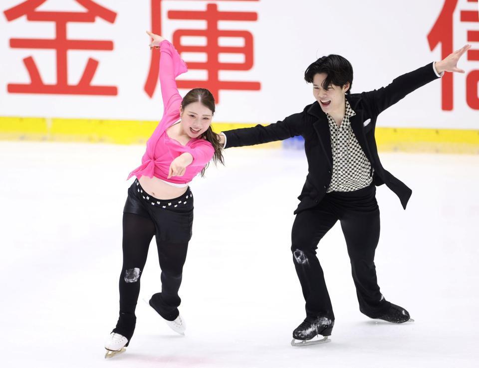 　演技を披露する紀平梨花（左）と西山真瑚（撮影・中田匡峻）