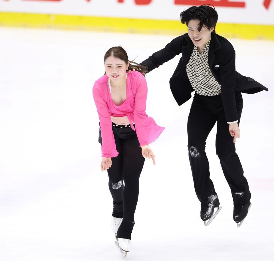 　リズムダンスの演技を披露する紀平梨花（左）と西山真瑚（撮影・中田匡峻）