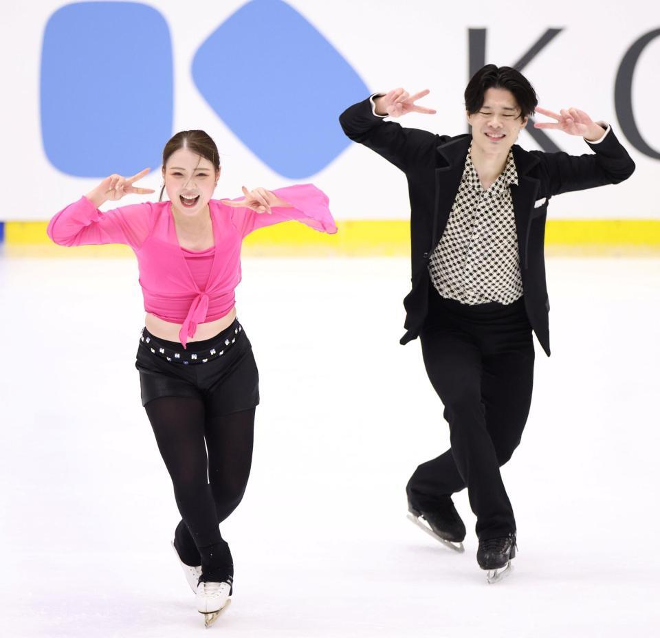 　演技を披露する紀平梨花（左）と西山真瑚（撮影・中田匡峻）