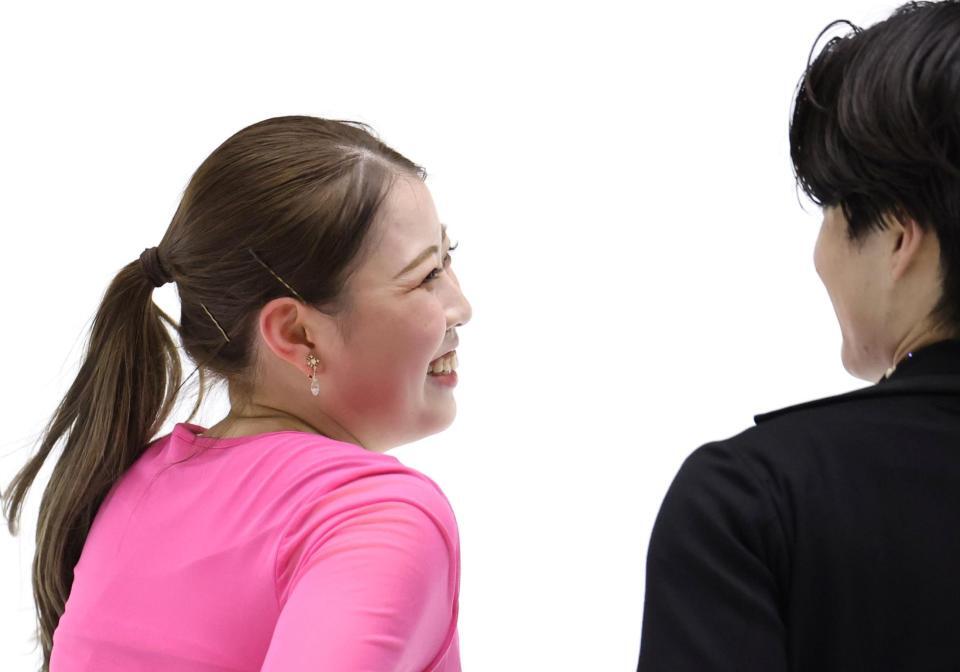 　演技を終え、西山真瑚（右）に向かって笑顔を見せる紀平梨花（撮影・中田匡峻）