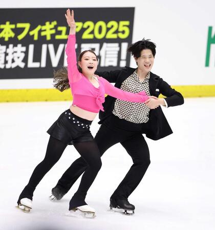 　リズムダンスで演技を披露する紀平梨花（左）と西山真瑚（撮影・中田匡峻）