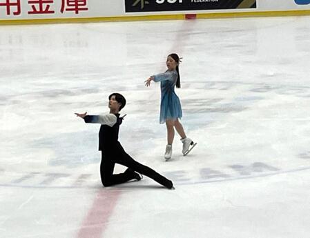 　公式練習を行った紀平（奥）・西山組＝大津市