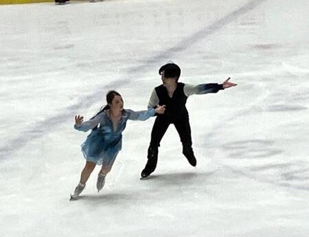 　公式練習を行った紀平（左）・西山組＝大津市