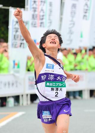 　１位でゴールする駒大のアンカー・山川拓馬