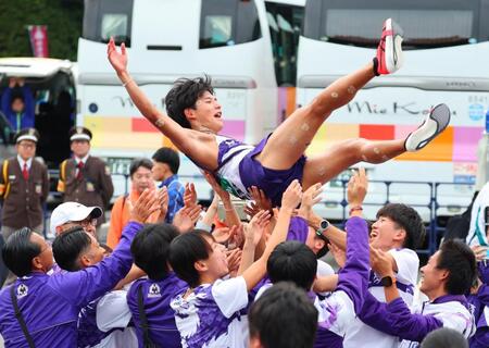 　優勝し胴上げされる駒大のアンカー・山川拓馬