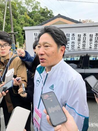 　レースを振り返る青学大・原監督