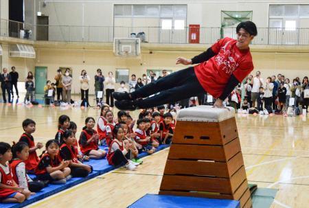 橋本大輝、母校で小学生と交流　「体操好きになって」、千葉