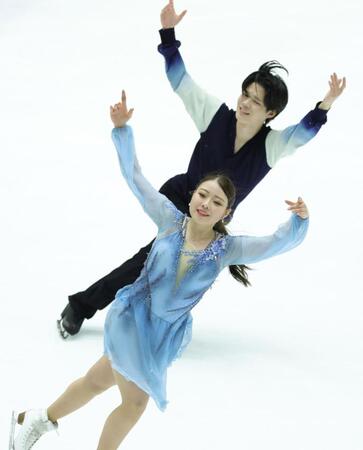 　息の合った演技を見せる紀平梨花、西山真瑚ペア（撮影・坂部計介）