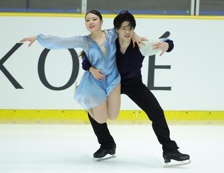 　息の合った演技を見せる紀平梨花、西山真瑚ペア（撮影・坂部計介）