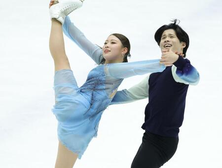 　息の合った演技で会場を魅了した紀平梨花、西山真瑚ペア（撮影・坂部計介）
