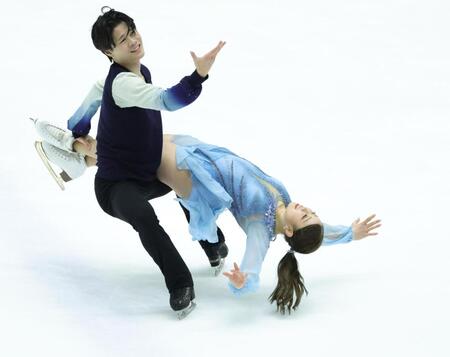 　息の合った演技で会場を魅了した紀平梨花、西山真瑚ペア（撮影・坂部計介）