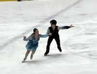 　公式練習を行った紀平（左）・西山組＝大津市