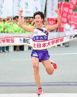 　１位でゴールする駒大のアンカー・山川拓馬