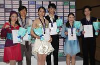 　アイスダンス初出場で３位となった紀平梨花、西山真瑚ペア（右）＝撮影・坂部計介