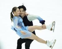 息の合った演技を見せる紀平梨花、西山真瑚ペア（撮影・坂部計介）