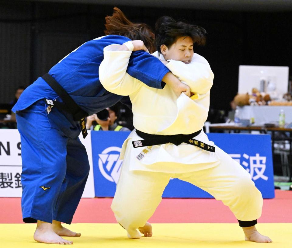 　女子７８キロ超級決勝で冨田若春（左）を攻める素根輝（撮影・柿森英典）