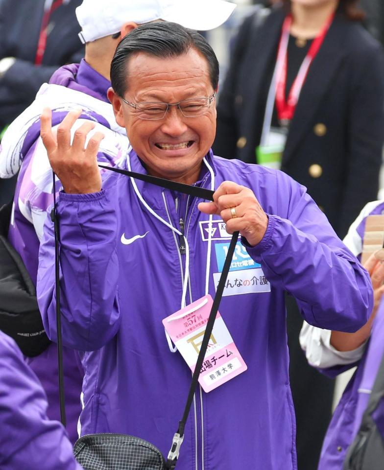 　優勝し笑顔を見せる駒大の大八木弘明総監督