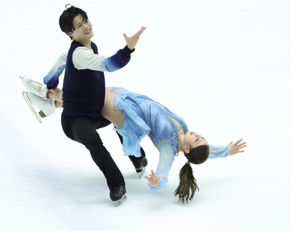 　息の合った演技で会場を魅了した紀平梨花、西山真瑚ペア（撮影・坂部計介）