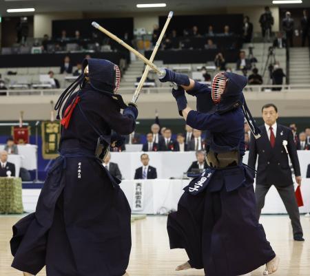 　決勝で国友錬太朗（左）を攻める星子啓太＝日本武道館