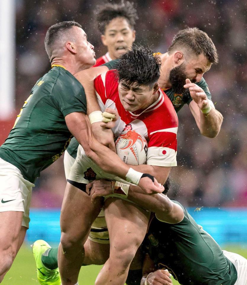 　前半、突進する佐藤（中央）＝共同