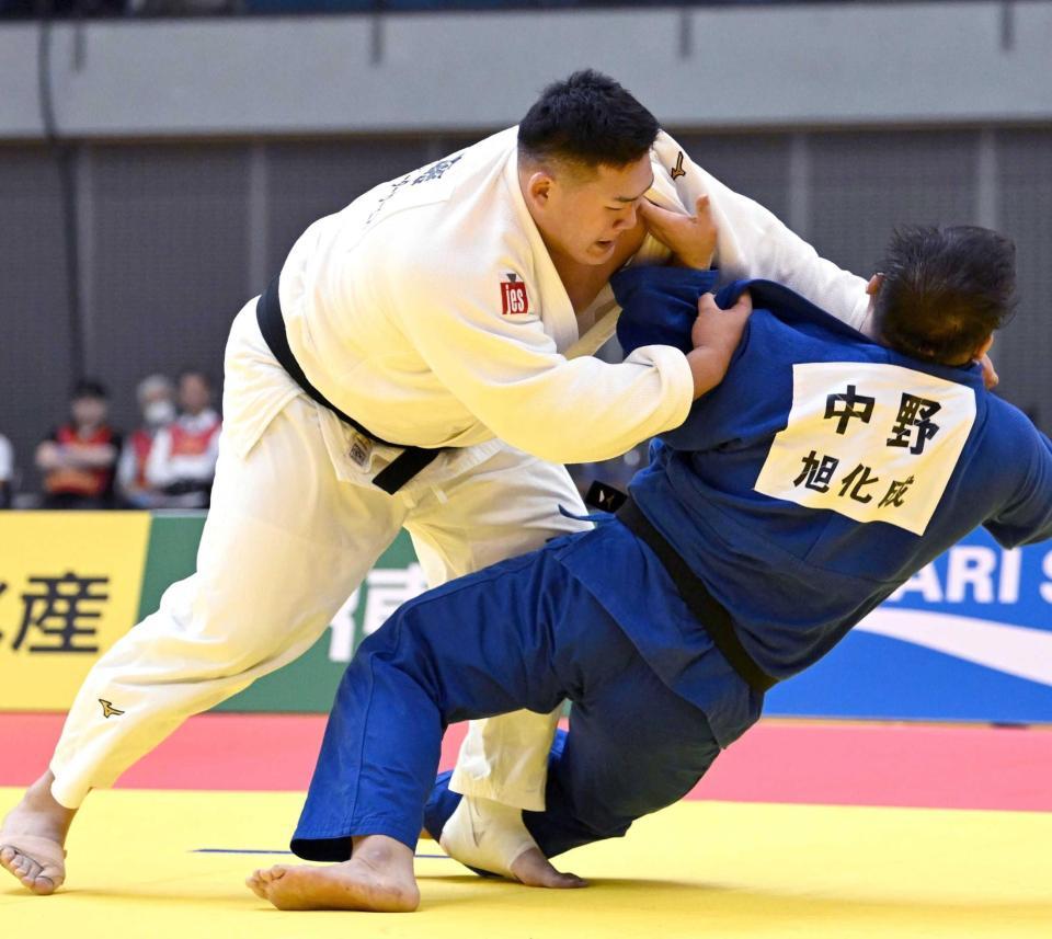 　男子１００キロ超級で優勝した斉藤立（左）