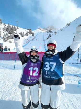 　スキー場での藤木豪心（右）と日菜（本人提供）